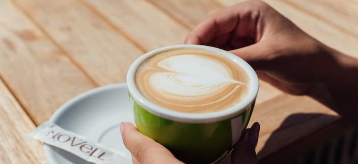 Diese Kaffee-Mischung besteht aus brasilianischen und mittelamerikanischen Varietten sowie besten indonesischen Robusta-Bohnen. Dank des innovativen Extraktions-Systems Lavazza BLUE erhalten Sie mit Intenso einen Espresso, der Ihr Herz hher schlagen lsst: vollmundig, ausgewogen und mit feinporiger, bestndiger Crema.<br /><br/>Packung mit 100 Kapseln